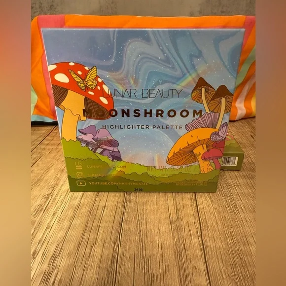Lunar Beauty Moonshroom Highlighter Palette - Picture 3 of 4